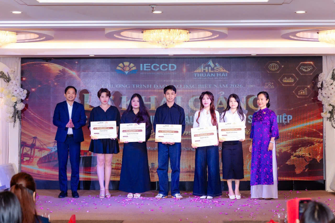 Đại diện lãnh đạo IECCD & HSRC tham dự Lễ Khai giảng Khóa học Thực chiến Xuất nhập khẩu và Kiến tạo Sự nghiệp