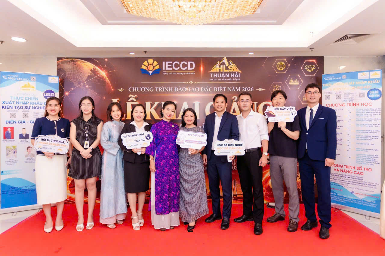 Không khí khai giảng sôi nổi của khóa học.