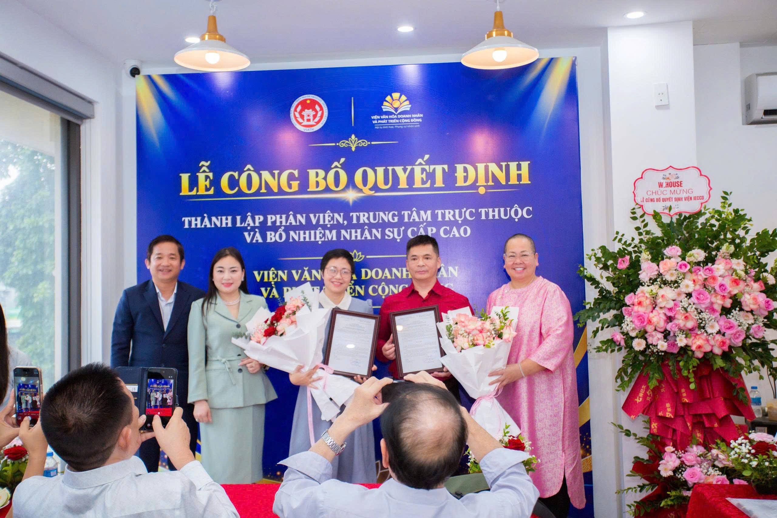Đại diện lãnh đạo IECCD trao quyết định bổ nhiệm và chúc mừng nhân sự cấp cao.