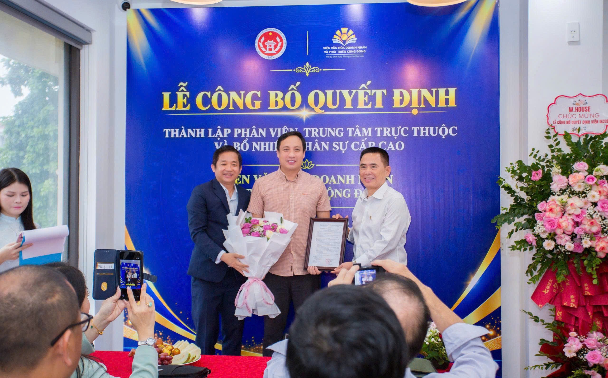 Lãnh đạo Viện trao quyết định bổ nhiệm nhân sự tại buổi lễ.