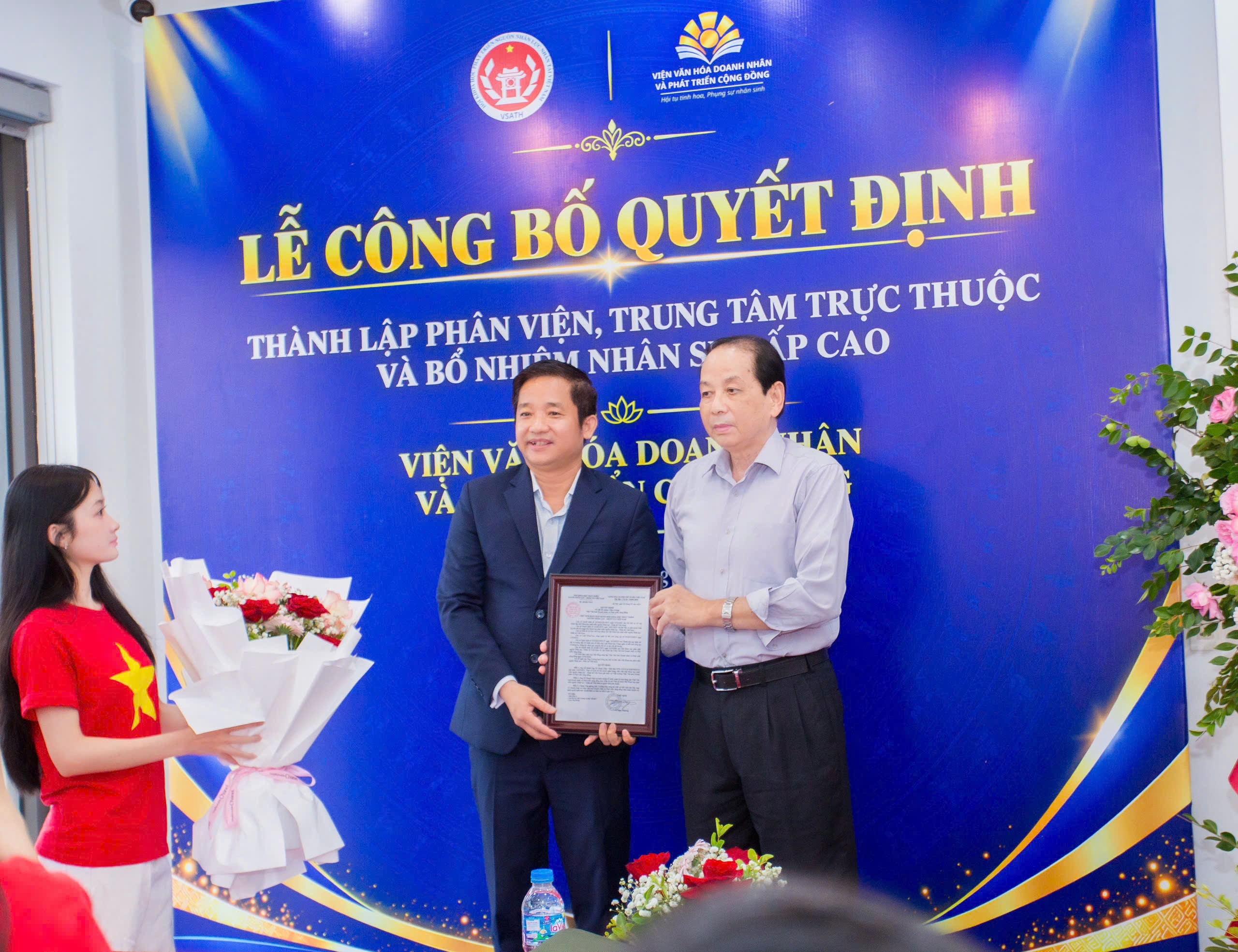 Đại biểu trao hoa chúc mừng nhân sự nhận quyết định bổ nhiệm.